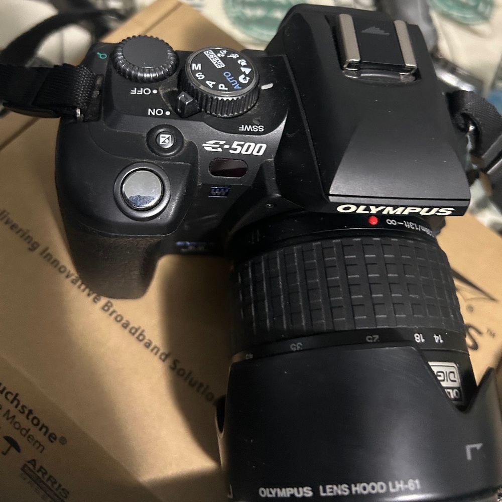 Olympus E500 camera with tons of extras